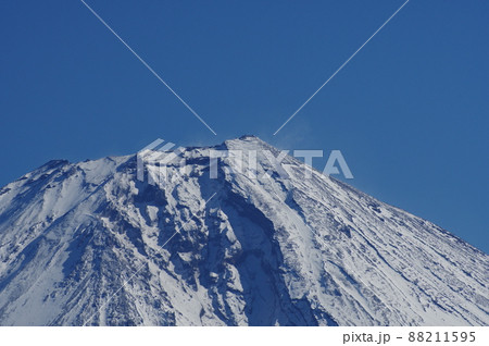 冠雪の富士山山頂　朝霧高原　猪之頭からの眺め 88211595