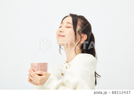 マグカップを持つ若い女性 マグカップを持つ若い女性 88212437