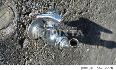 水道の蛇口<02>(屋外に設置された万能ホーム水栓) 水道の蛇口<02>(屋外に設置された万能ホーム水栓) 88212770