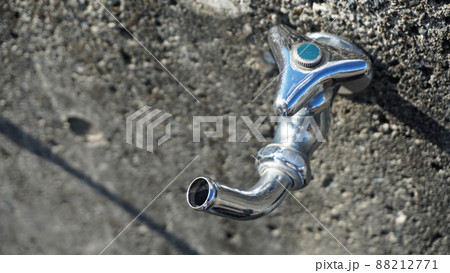 水道の蛇口＜03＞（屋外に設置された万能ホーム水栓） 88212771