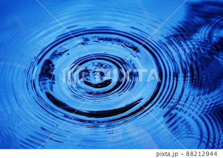 water droplets affect the surface, forming rings on the surface. water droplets affect the surface, forming rings on the surface. 88212944