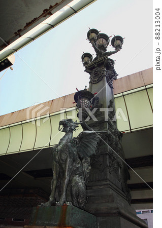 首都高のすき間から見える青空、翼を広げた日本橋の麒麟像は威厳を持ちつつ 88213004