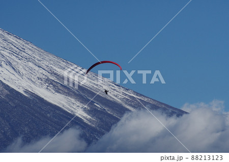 富士山とパラグライダー　朝霧高原　猪之頭からの眺め 88213123