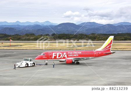富士山静岡空港のトーイングカーと飛行機 富士山静岡空港のトーイングカーと飛行機 88213239