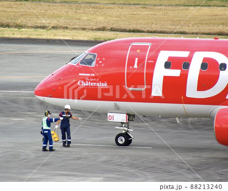 富士山静岡空港の飛行機とマーシャラー 88213240
