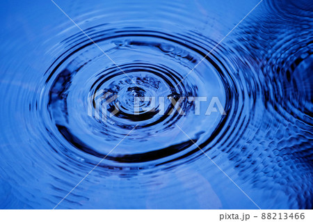 water droplets affect the surface, forming rings on the surface. water droplets affect the surface, forming rings on the surface. 88213466