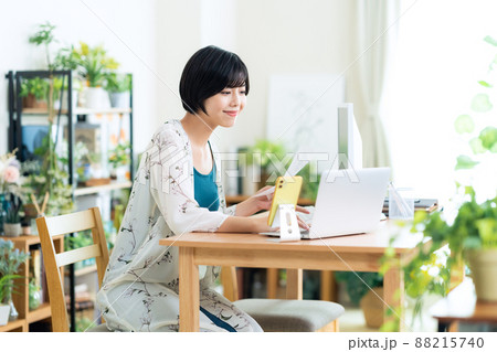 女性　テレワーク　パソコン　リビング　ライフスタイル　ニューノーマル 88215740