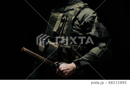 日本刀を構える兵士 88215895