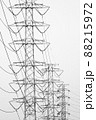 電気・連なる送電線 電気・連なる送電線 88215972