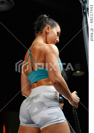 Muscular woman in gym showing back muscles. - Stock Photo [88217443] -  PIXTA