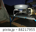 キャンプ場：ガスバーナーを使い調理する 88217955