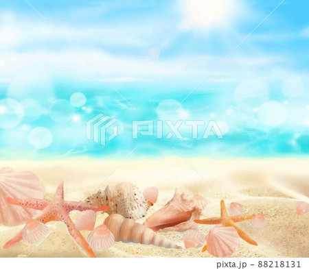 夏の太陽輝く空の下波打ち際にヒトデや貝殻のある砂浜と海のゆらめく波の美しいボケの背景素材 88218131
