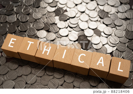 エシカルのイメージ|「ETHICAL」と書かれた積み木とコイン エシカルのイメージ|「ETHICAL」と書かれた積み木とコイン 88218406
