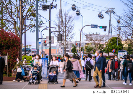 日本の横浜都市景観 解除されたまん延防止だが6波が続く…賑わう桜木町駅前…＝3月30日　 88218645