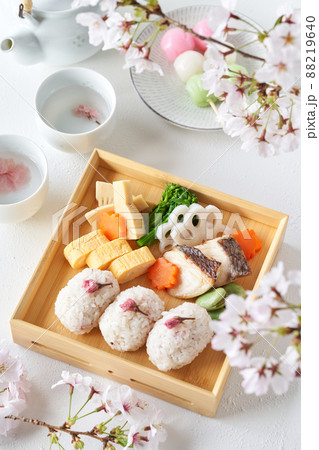 お花見弁当 88219640