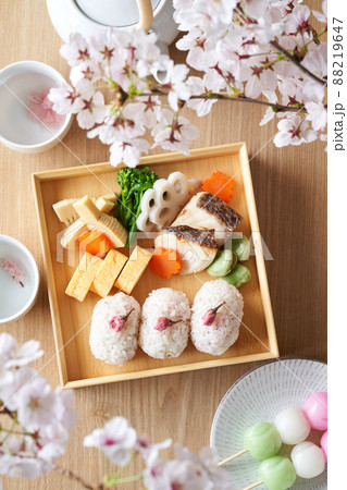 お花見弁当 88219647