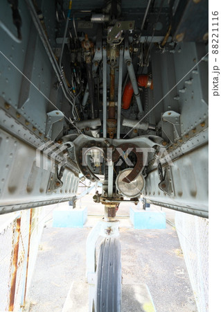 京山ロープウェイ遊園跡に置かれているF104J戦闘機の前輪の格納部と前輪2 岡山県岡山市北区 京山ロープウェイ遊園跡に置かれているF104J戦闘機の前輪の格納部と前輪2 岡山県岡山市北区 88221116