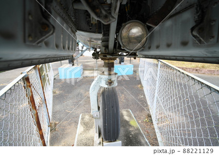 京山ロープウェイ遊園跡に置かれているF104J戦闘機の前輪と格納部1　岡山県岡山市北区 88221129