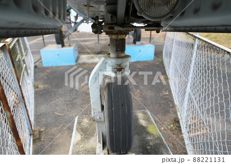 京山ロープウェイ遊園跡に置かれているF104J戦闘機の前輪と格納部2　岡山県岡山市北区 88221131