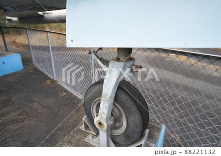 京山ロープウェイ遊園跡に置かれているF104J戦闘機の前輪1 岡山県岡山市北区 京山ロープウェイ遊園跡に置かれているF104J戦闘機の前輪1 岡山県岡山市北区 88221132