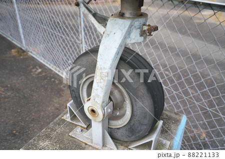 京山ロープウェイ遊園跡に置かれているF104J戦闘機の前輪2　岡山県岡山市北区 88221133