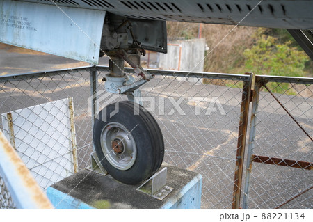 京山ロープウェイ遊園跡に置かれているF104J戦闘機の前輪3　岡山県岡山市北区 88221134