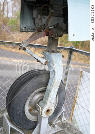 京山ロープウェイ遊園跡に置かれているF104J戦闘機の前輪と格納部3 岡山県岡山市北区 京山ロープウェイ遊園跡に置かれているF104J戦闘機の前輪と格納部3 岡山県岡山市北区 88221138