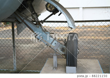 京山ロープウェイ遊園跡に置かれているF104J戦闘機の左後輪 岡山県岡山市北区 京山ロープウェイ遊園跡に置かれているF104J戦闘機の左後輪 岡山県岡山市北区 88221150