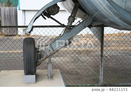 京山ロープウェイ遊園跡に置かれているF104J戦闘機の右後輪　岡山県岡山市北区 88221155