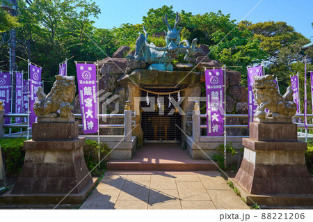 神奈川県藤沢市 江の島の江島神社奥津宮付近にある龍宮(わだつみのみや)大神 88221206