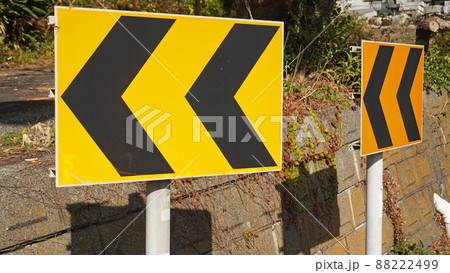 交通イメージ写真<28>(急カーブに設置された標識) 交通イメージ写真<28>(急カーブに設置された標識) 88222499