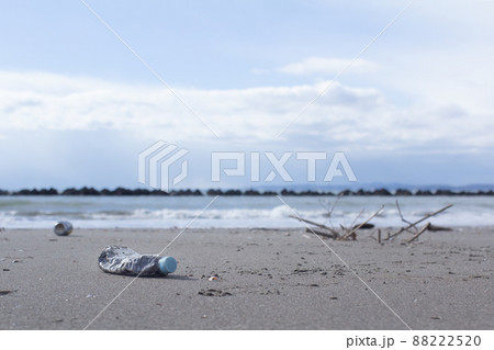 砂浜に落ちているペットボトルのごみ 88222520