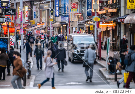 日本の東京都市景観 解除されたまん延防止だが…アメ横隣の上野駅前商店街を望む＝3月24日 88222947