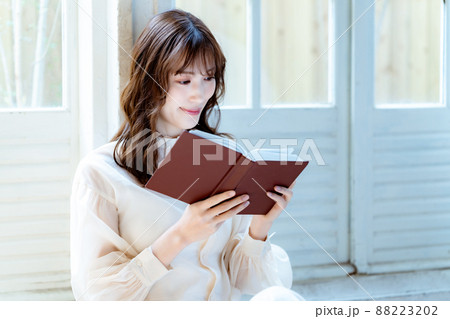 窓際で読書する女性 88223202