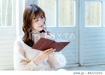 窓際で読書する女性 窓際で読書する女性 88223203