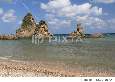 海と奇岩　沖縄県国頭村 88223672