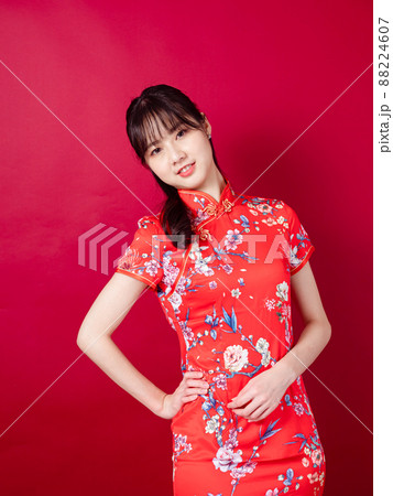 ポーズ 格好 姿勢 88224607