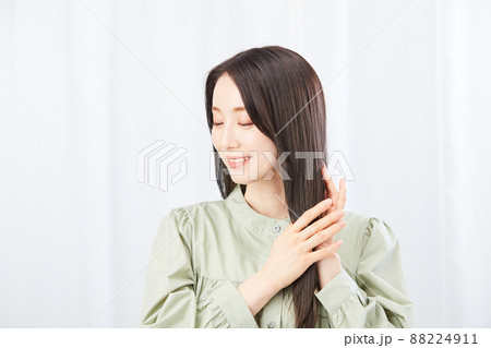 髪の毛のキレイな女性 88224911