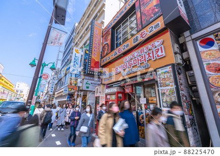 日本の東京都市景観 解除されたまん延防止だが…BA.2多重感染爆発…賑わう新大久保=3月24日 日本の東京都市景観 解除されたまん延防止だが…BA.2多重感染爆発…賑わう新大久保=3月24日 88225470