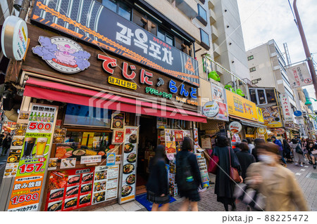 日本の東京都市景観 解除されたまん延防止だが…BA.2多重感染爆発…賑わう新大久保=3月24日 日本の東京都市景観 解除されたまん延防止だが…BA.2多重感染爆発…賑わう新大久保=3月24日 88225472