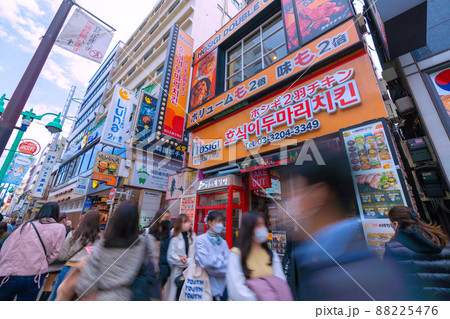 日本の東京都市景観 解除されたまん延防止だが…BA.2多重感染爆発…賑わう新大久保＝3月24日 88225476