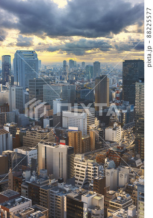 [東京・浜松町] 夕方に田町と芝大門のビル群のあいだに通る首都高速都心環状線のロゴなしの俯瞰図。 88225577