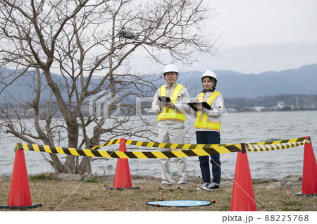 ドローンを操縦する作業員 2022年3月滋賀県にて撮影 ドローンを操縦する作業員 2022年3月滋賀県にて撮影 88225768