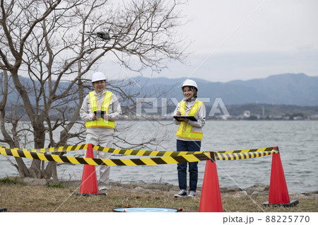 ドローンを操縦する作業員　2022年3月滋賀県にて撮影 88225770