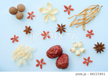 水色背景の薬膳素材（花柄） 88225801