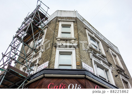 ロンドンの街並み　足場が作られたレンガ造りの建物 88225862