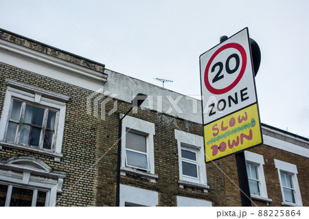 ロンドンの街並み　レンガ造りの建物の並ぶ街に建てられた速度制限の標識 88225864