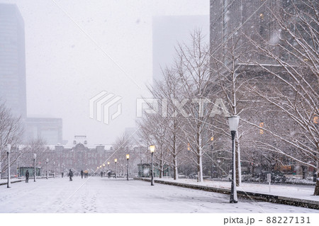 《東京都》雪景色の東京駅・大雪の丸の内 88227131