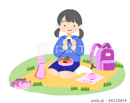 外でお弁当を食べている女の子 外でお弁当を食べている女の子 88228859