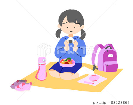 お弁当を食べている女の子 88228862